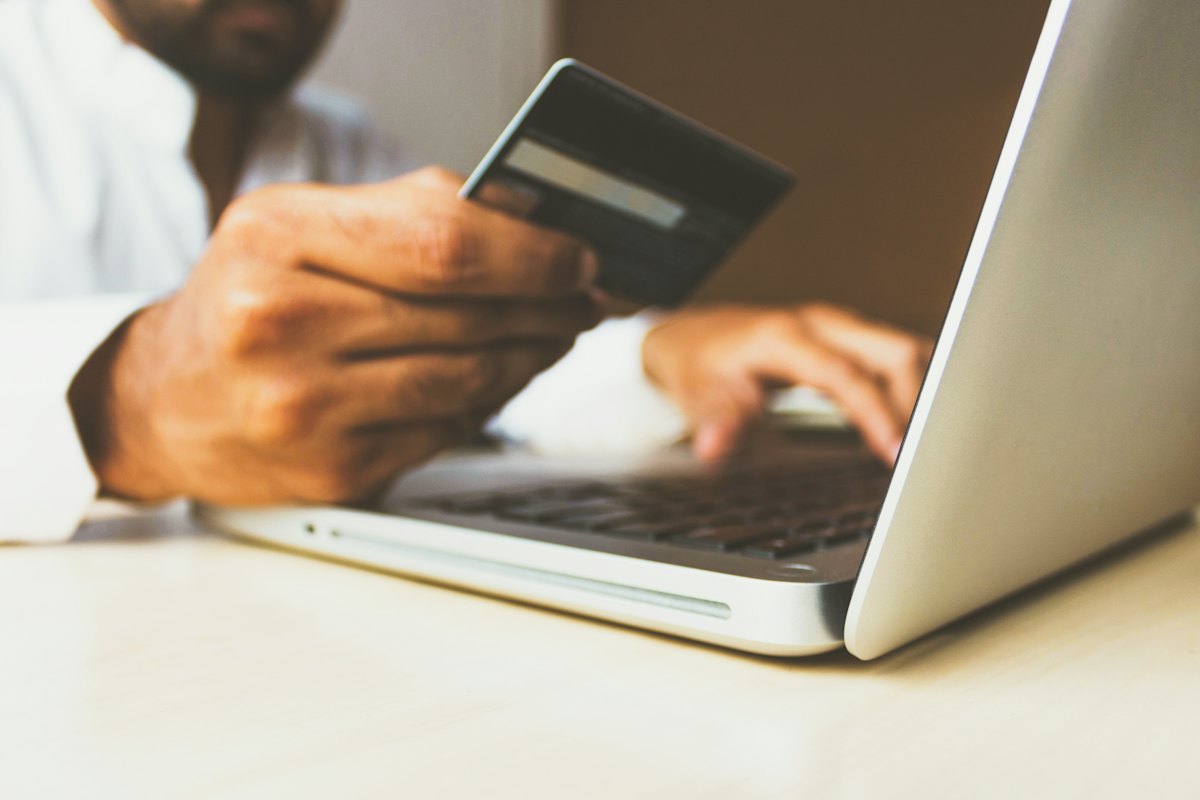 Carte bancaire posée devant un ordinateur portable ouvert