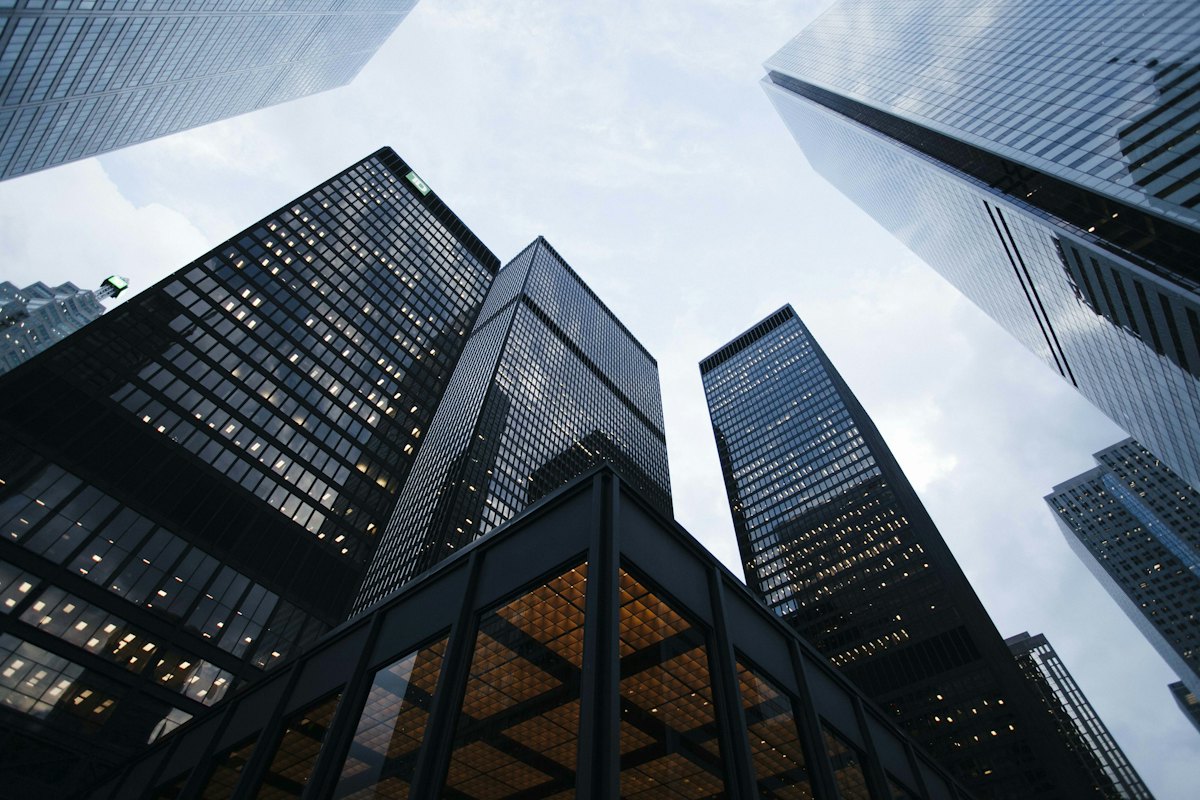 Immeubles de bureaux vus d'en bas, façades vitrées dressées vers le ciel